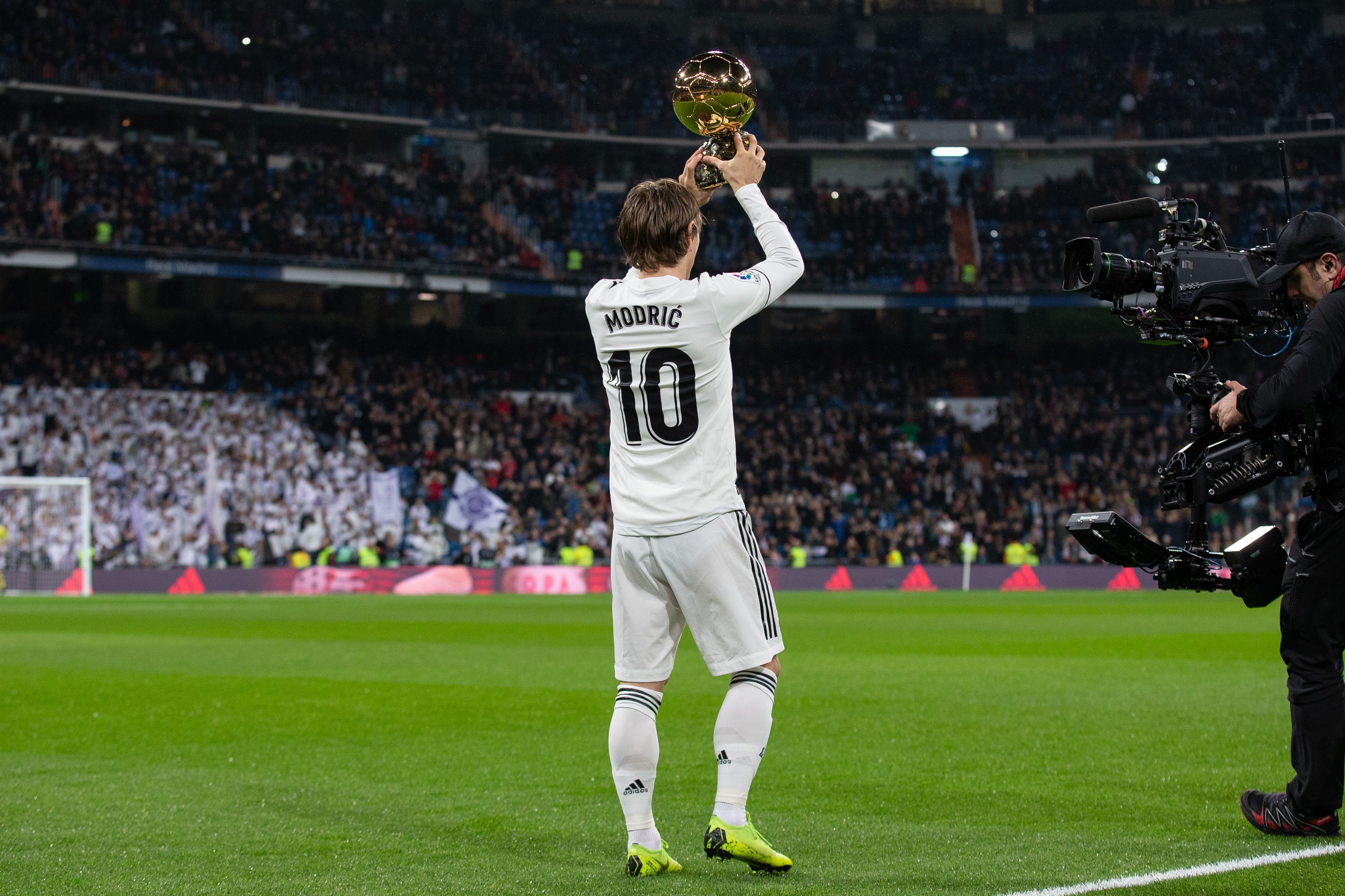 足球英超豪门逆风翻盘，球迷直呼太刺激