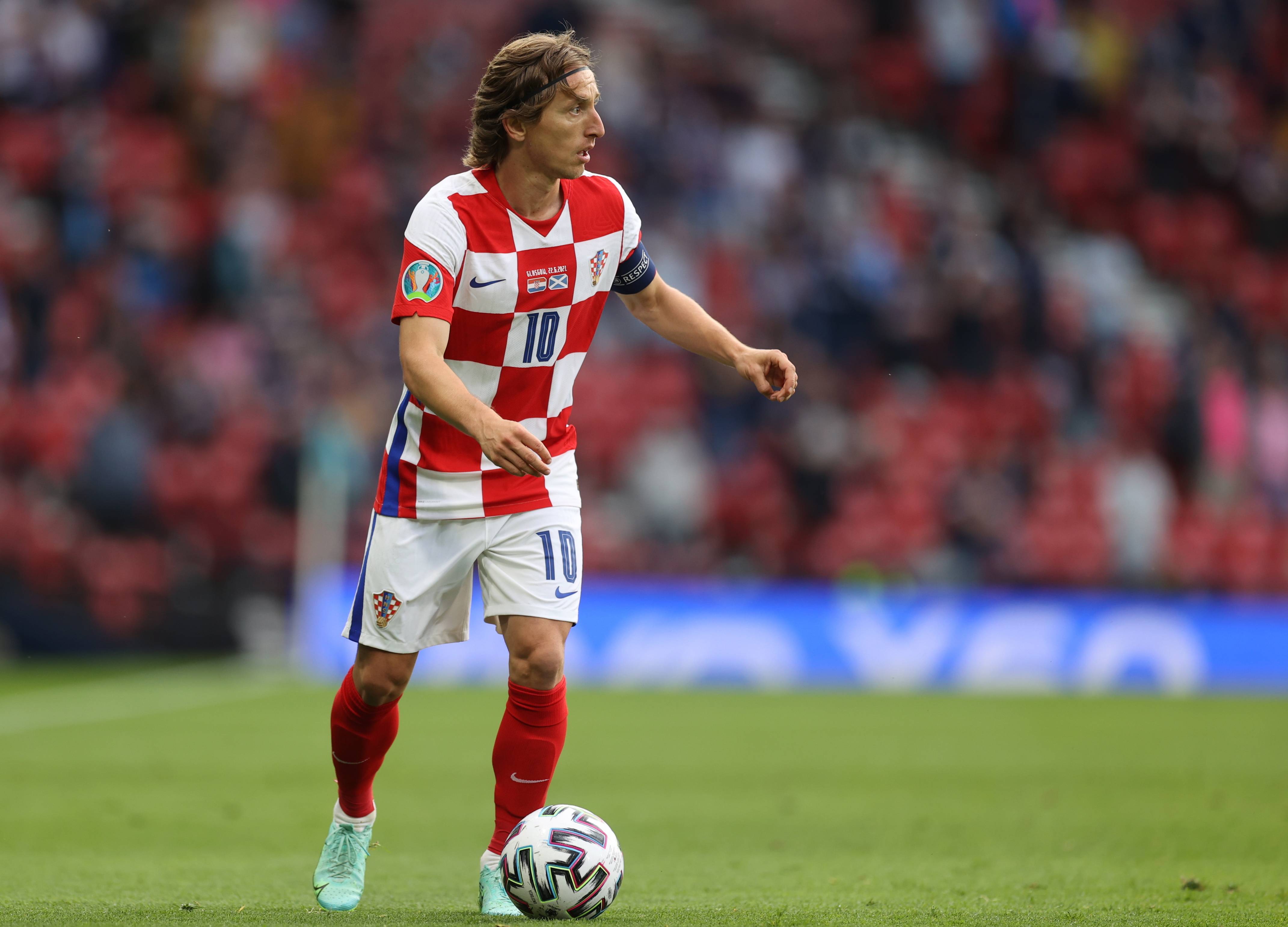 广东目标双冠，北京心仪外援遭截胡，辽宁欲更换外援，新疆队长受伤